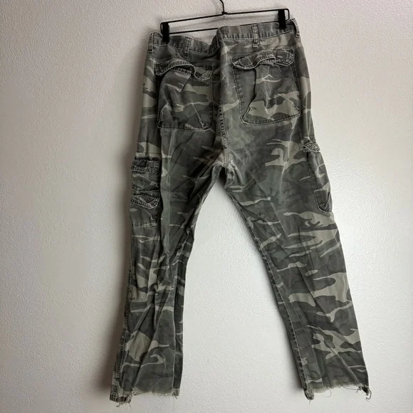Wrangler Cargo Camo Pants Size 38x32 - Picture 6 of 12